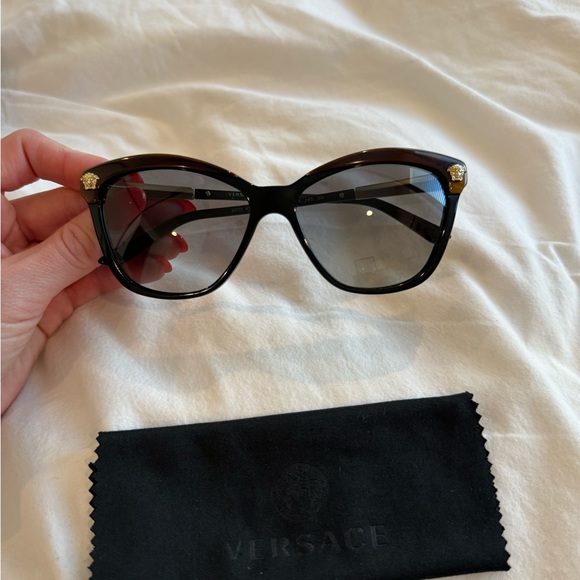 Stylish Authentic Versace Sunglasses - Picture 3 of 8